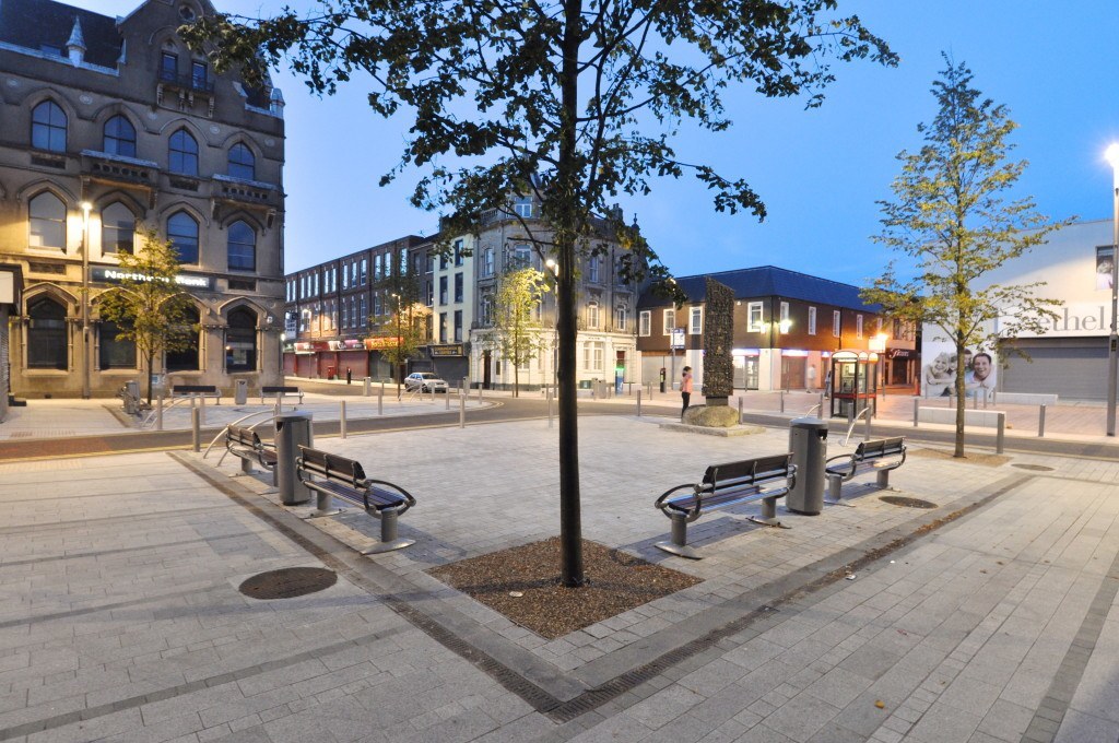 Smet Building Products in partnership with SIAC (NI) Ltd supplied BS 7533 compliant bedding course, jointing and priming mortars for the Newry Public Realm regeneration scheme, comprising of 5,500m2 of granite paving